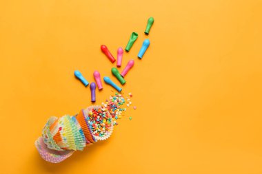 Turuncu zemin üzerinde güzel balonlar olan kompozisyon