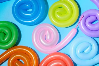 Mavi arka planda güzel balonlar