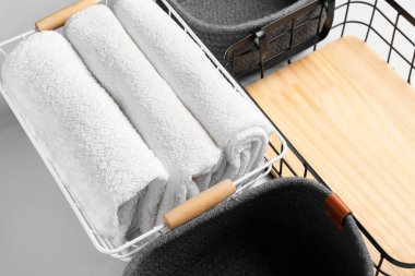 Beyaz arka planda farklı sepetler ve temiz havlular, yakın plan