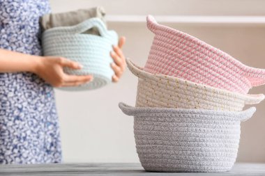 Sofrada şık sepetler, yakın plan.