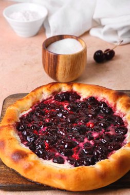 Renkli arkaplanda vişneli khachapuri tablosu