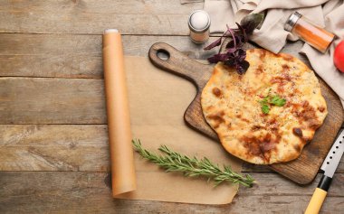 Lezzetli khachapuri tahtaları ve ahşap arka planda baharatlar.