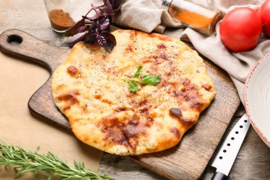 Ahşap arka planda lezzetli khachapuri olan tahta.