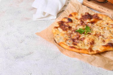 Açık arkaplanda lezzetli khachapuri parşömeni