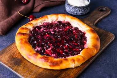 Renkli arkaplanda kirazlı khachapuri tahtası