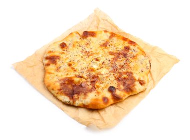 Beyaz arka planda lezzetli khachapuri parşömeni