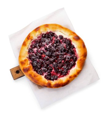 Beyaz arkaplanda kirazlı khachapuri tahtası