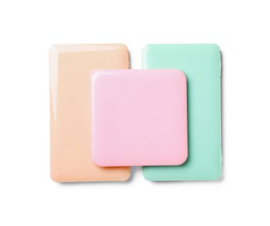 Beyaz arka planda tıbbi maske vakaları