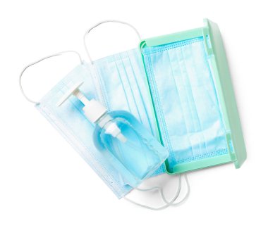 Çantalı tıbbi maskeler ve beyaz arka planda dezenfektan.