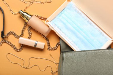 Çantalı tıbbi maske, makyaj ürünleri ve kadın aksesuarları.