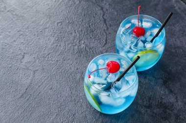 Koyu arkaplanda Mavi Göl Kokteyli