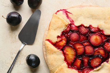 Açık arkaplanda lezzetli erik galeti olan tahta, yakın plan.