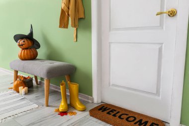 Cadılar Bayramı için dekore edilmiş modern koridorun içi