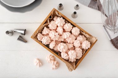 Beyaz masada lezzetli kremalı kutu.