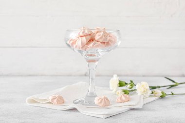 Lezzetli kremalı cam kase.