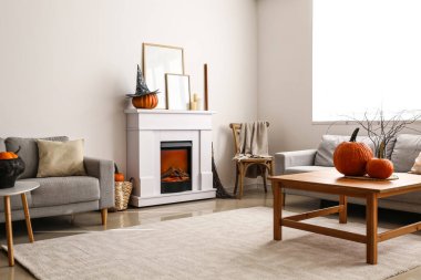 Cadılar Bayramı partisi için şöminesi olan şık bir oda.