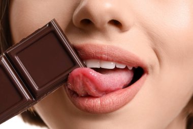 Tatlı çikolatalı güzel bir kadın, yakın plan.