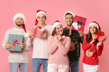Noel hediyeleri ve renkli baston şekerli arkadaş grubu.