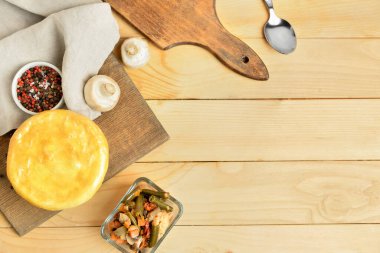 Lezzetli sebze turtası ve ahşap arka planda malzemeleri olan bir tahta.