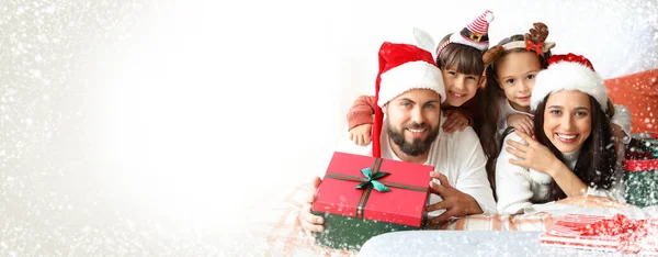 Família Feliz Com Presentes Natal Casa — Fotografia de Stock