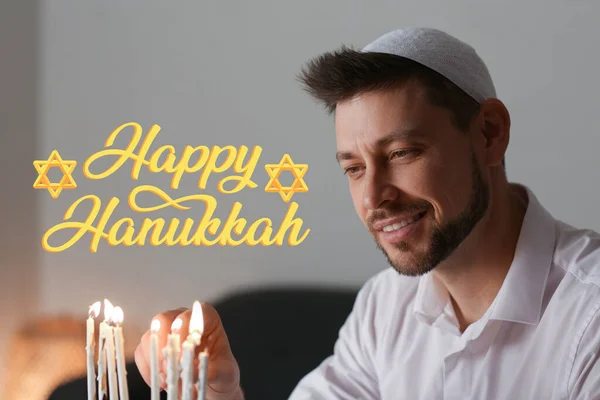 Hermosa Tarjeta Felicitación Para Feliz Hanukkah Con Hombre Encendiendo Velas —  Fotos de Stock