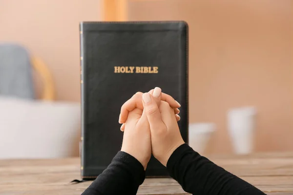 Woman Praying Holy Bible Room — Stock Photo, Image