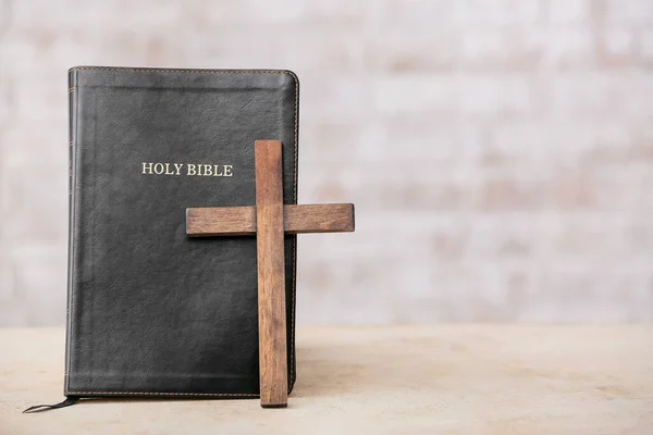 Czarna Święta Biblia Krzyżem Tle Światła — Zdjęcie stockowe