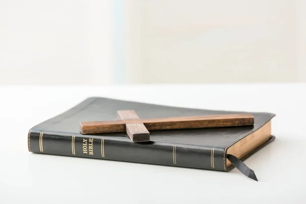 Sacra Bibbia Nera Con Croce Legno Sul Tavolo — Foto Stock