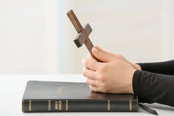 Mujer Con Cruz Santa Biblia Mesa Primer Plano — Foto de Stock