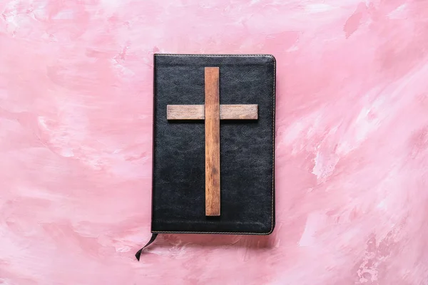 Sainte Bible Avec Croix Sur Fond Rose — Photo