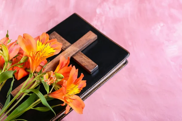 Holy Bible Cross Flowers Pink Background — Stock Photo, Image
