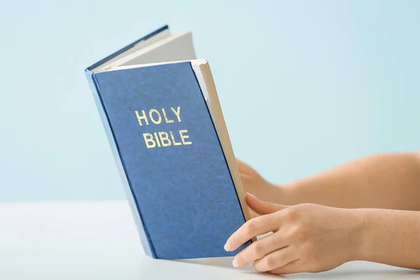 Mujer Leyendo Sagrada Biblia Mesa Sobre Fondo Azul — Foto de Stock