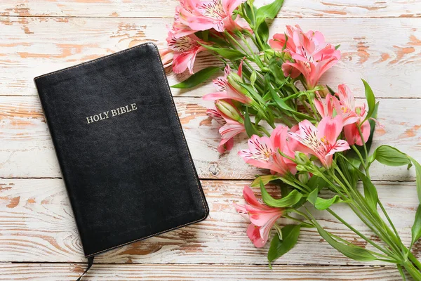 Heliga Bibeln Och Lilja Blommor Ljus Trä Bakgrund — Stockfoto