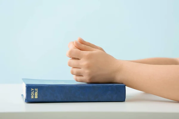 Donna Che Prega Con Sacra Bibbia Tavola Sullo Sfondo Blu — Foto Stock