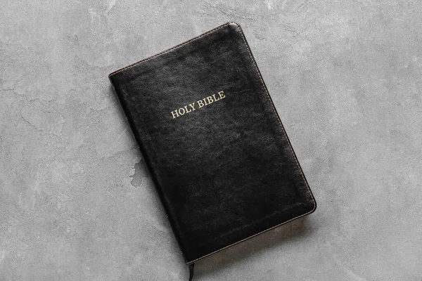 Santa Biblia Negra Sobre Fondo Grunge — Foto de Stock