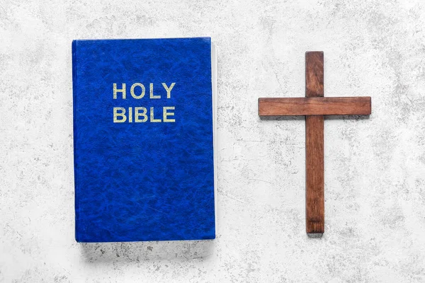 Bible Svatá Dřevěným Křížem Bílém Pozadí — Stock fotografie