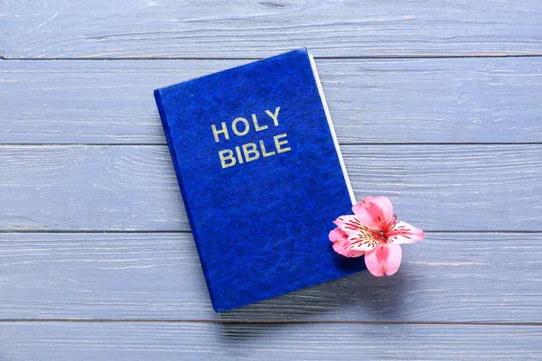 Santa Biblia Con Flor Lirio Sobre Fondo Madera Azul —  Fotos de Stock