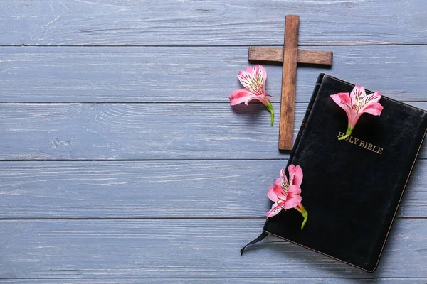 Heliga Bibeln Med Lilja Blommor Och Kors Blå Trä Bakgrund — Stockfoto