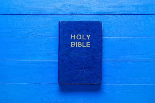 Santa Biblia Sobre Fondo Azul Madera —  Fotos de Stock