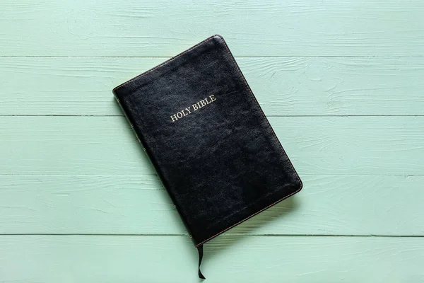 Černá Bible Svatá Zeleném Dřevěném Pozadí — Stock fotografie