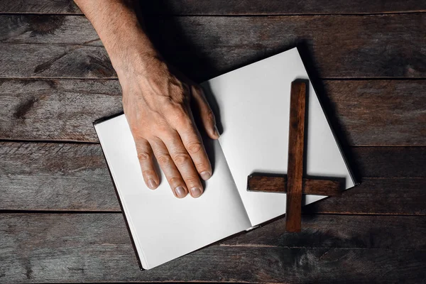 Homem Com Cruz Aberta Bíblia Sagrada Fundo Madeira Escura — Fotografia de Stock