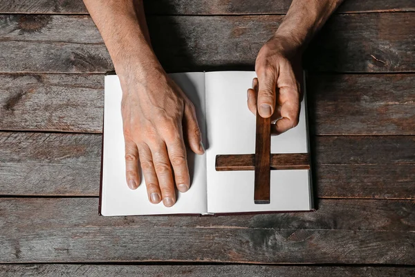 Homem Com Cruz Aberta Bíblia Sagrada Fundo Madeira Escura — Fotografia de Stock