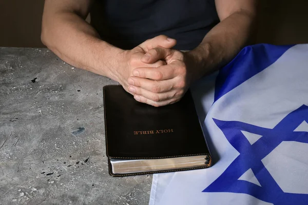 Man Holy Bible Flag Israel Grunge Table Closeup — Stock Photo, Image