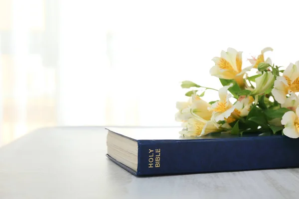 Holy Bible Lily Flowers Table Room — Stock Photo, Image