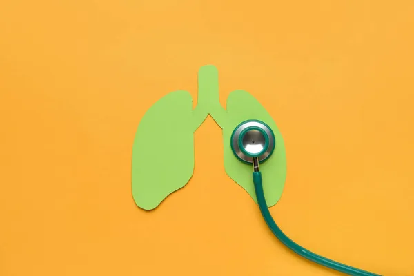 Papierowe Płuca Stetoskopem Pomarańczowym Tle — Zdjęcie stockowe