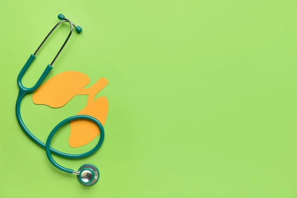 Papierlunge Mit Stethoskop Auf Grünem Hintergrund — Stockfoto