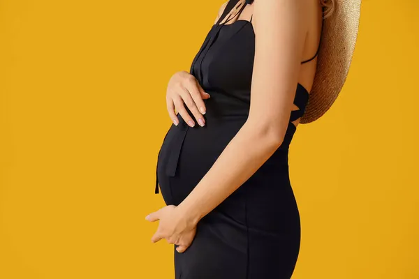 黄色背景的时髦年轻孕妇 — 图库照片
