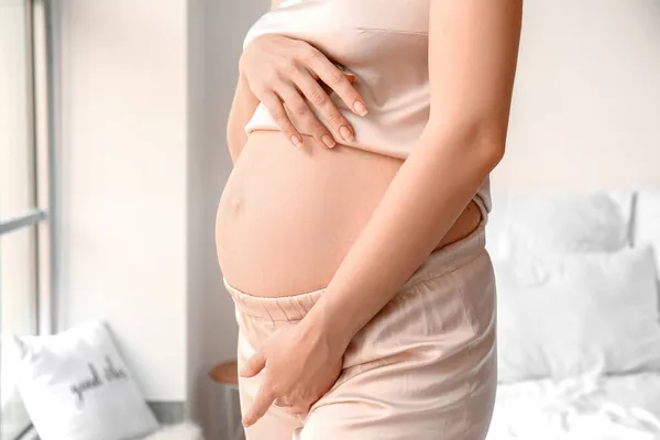 Νεαρή Έγκυος Γυναίκα Κοντά Στο Παράθυρο Στην Κρεβατοκάμαρα — Φωτογραφία Αρχείου