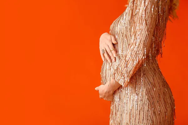 Stijlvolle Jonge Zwangere Vrouw Rode Achtergrond — Stockfoto
