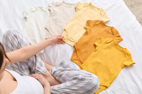 Junge Schwangere Frau Mit Babybody Bett — Stockfoto
